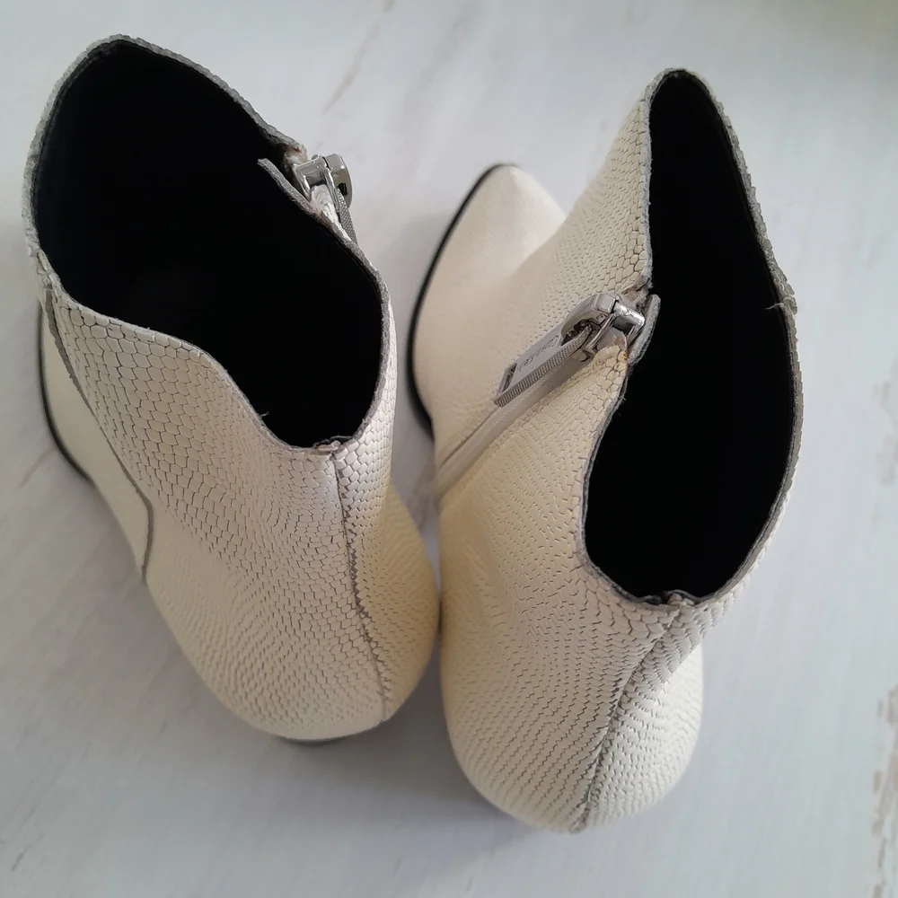 Calvin Klein Jeans Narice Ivory Pointed Toe Ankle Boots Block Heel Size 6
